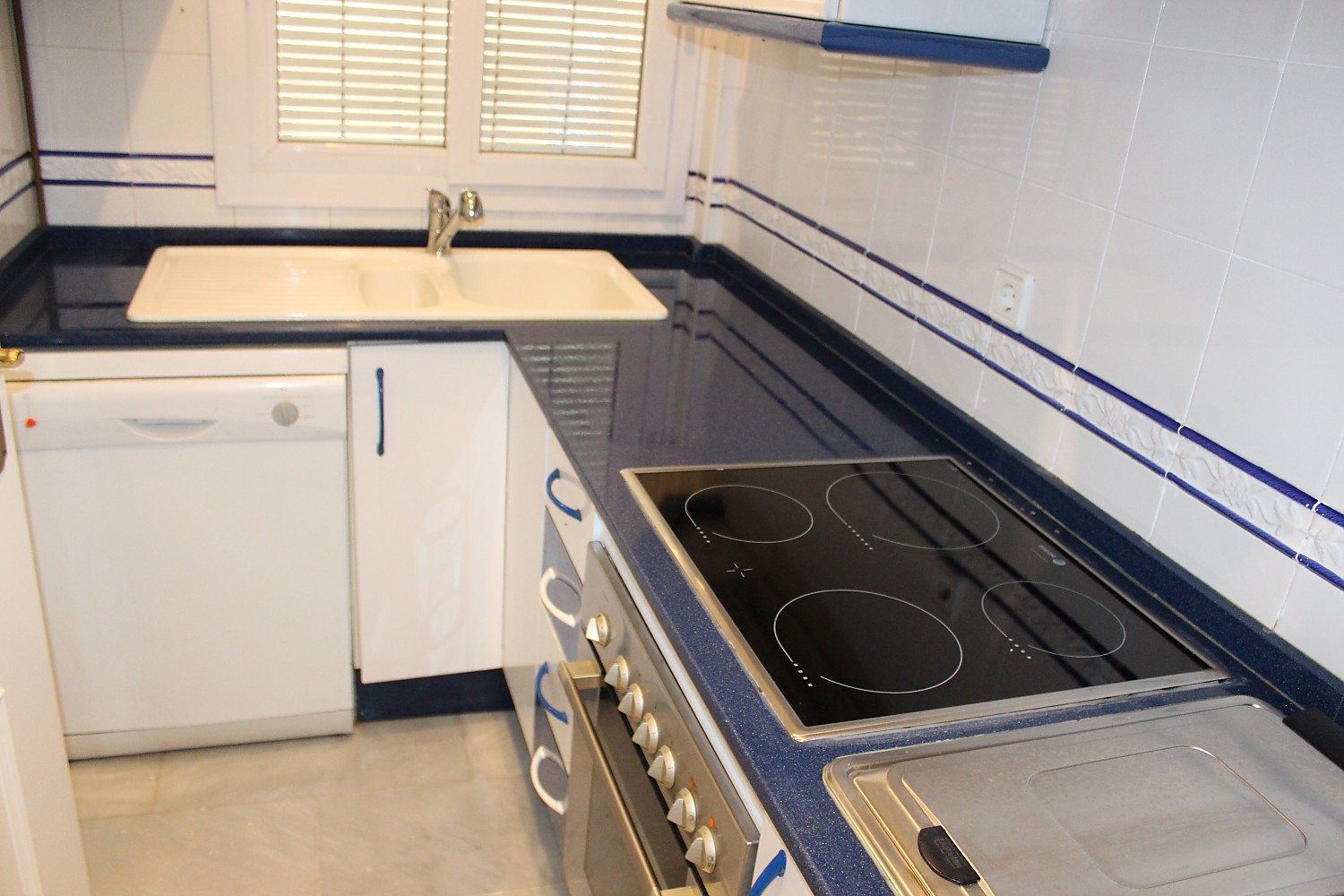 Cocina Apartamento con jardín y piscina comunitaria
