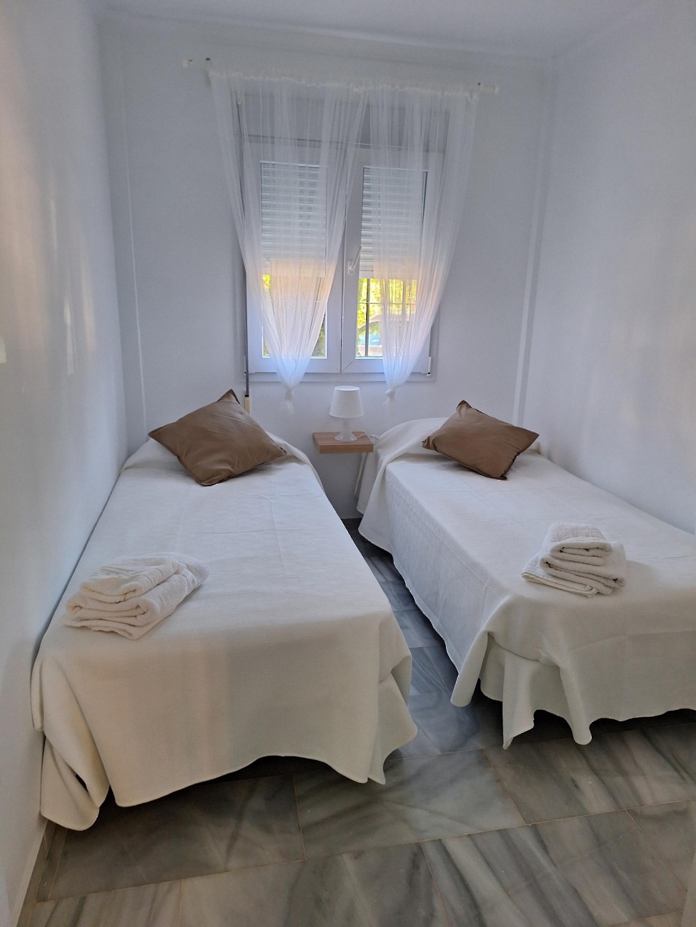 Dormitorio Apartamento con jardín y piscina comunitaria