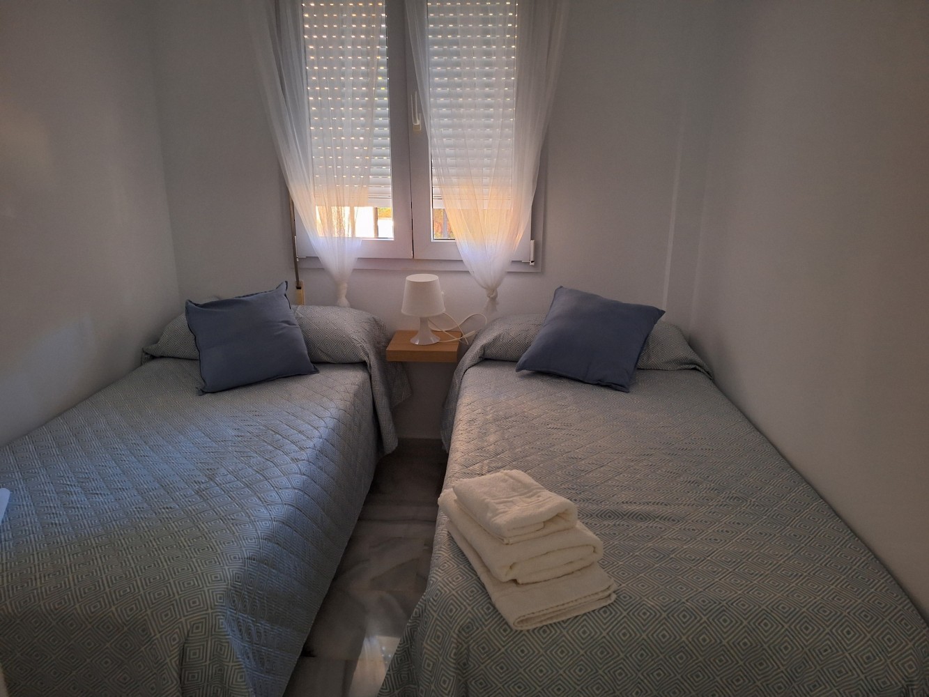 Apartamento con jardín y piscina comunitaria Dormitorio