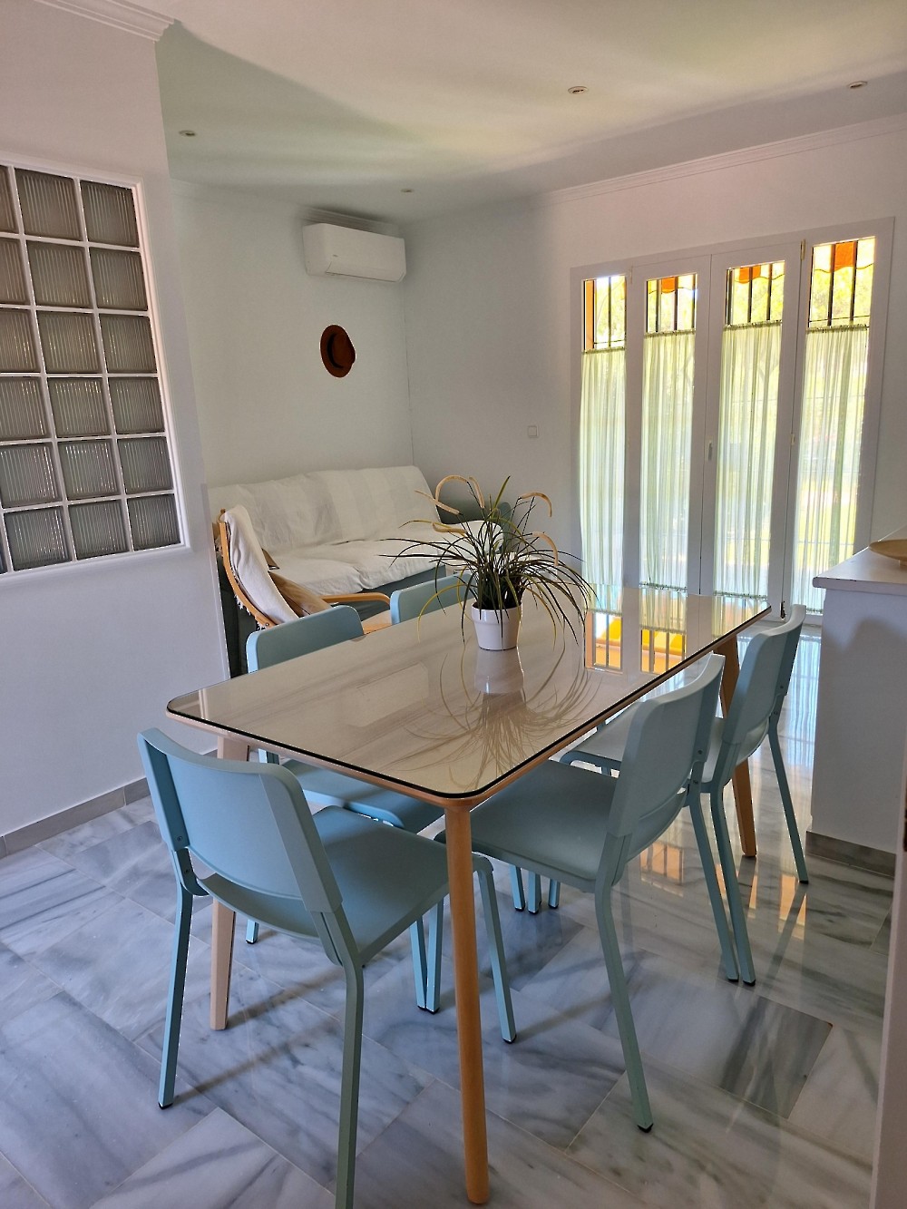 Apartamento con jardín y piscina comunitaria Comedor