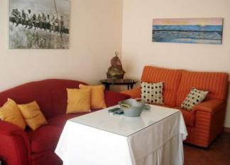 Junto a avenida principal a 5 minutos da praia da Victoria