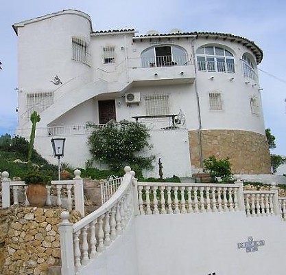 pacífico y bonito, con vistas espectaculares al mar y las montañas