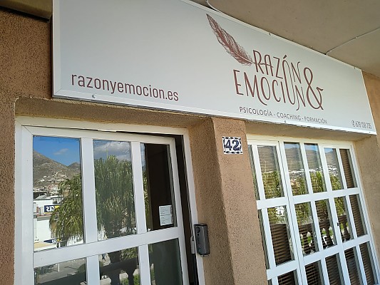 Loly Pastor Psicóloga en RAZÓN Y EMOCIÓN