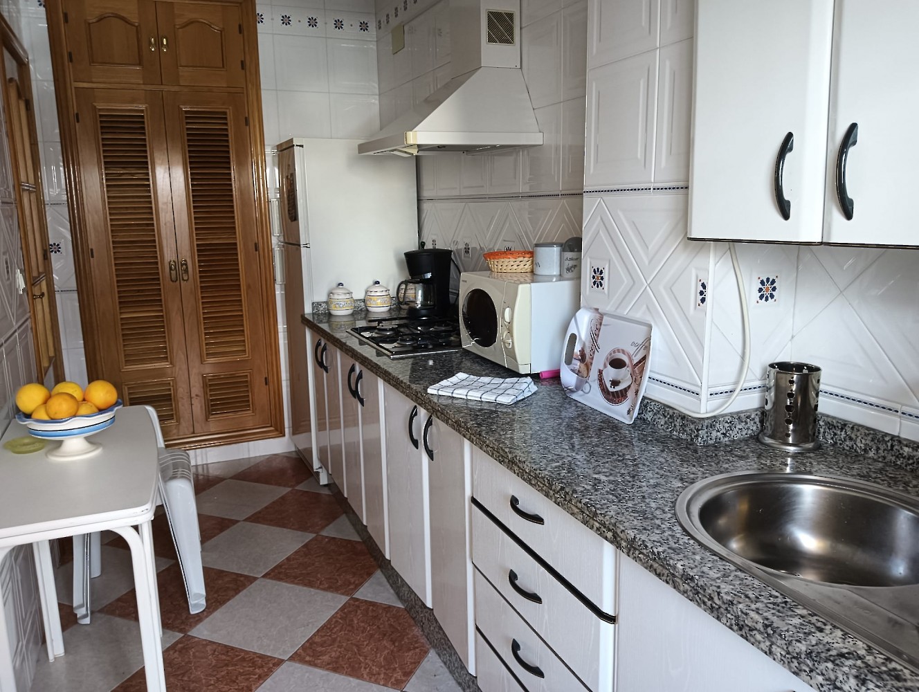 Cocina Casa Delfin, cerca de la playa.