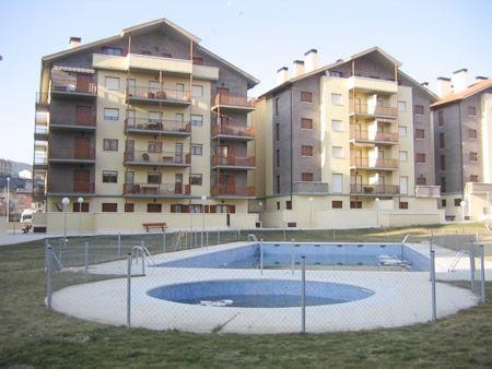Ubicado en urbanización con pista de tenis y zona infantil.