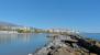 Playa del Duque, Puerto Banús, con el Muelle Benabola de fondo