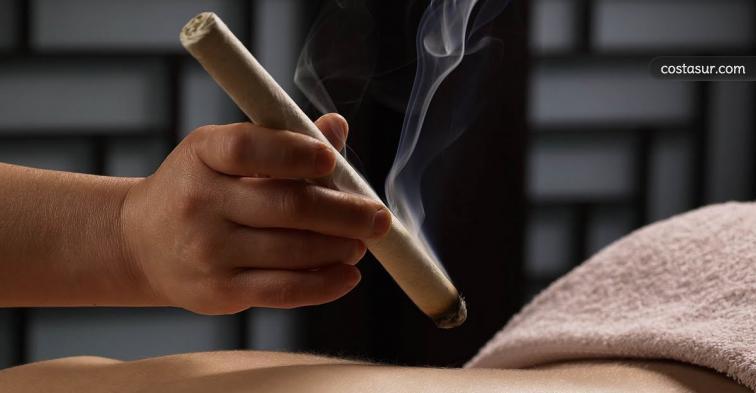 Se basa el uso del calor con artemisa para estimular determinados puntos del cuerpo que, según la Medicina Tradicional China, están conectados con órganos vitales.