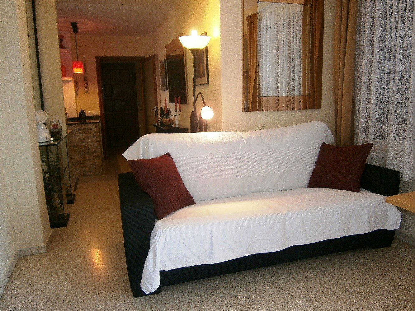 Sofá convertible en cama de matrimonio (con colchón de muelles)