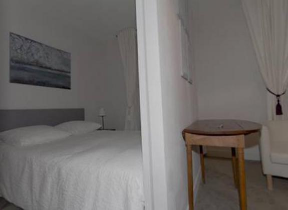 one-bedroom-apartment-rue-des-martyrs-314 image