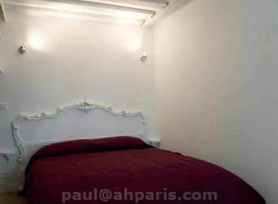 sunny-marais-1-bedroom-233 image