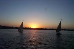 Felucca paseo en el río Nilo en Luxor al atardecer