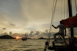 Cruzeiro do jantar do por do sol da baía de Phang Nga A bordo do junho Bahtra de Phuket