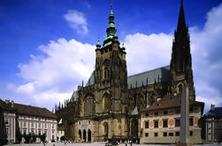 Excursión a pie por el Castillo de los Pequeños Grupos de Praga y los interiores