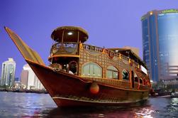 Jantar romântico do cruzeiro do Dhow em Dubai Creek