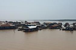 Excursão flutuante da vila de Tonle Sap de Siem Reap