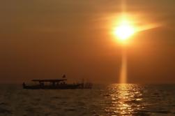 Puesta de sol en el pueblo flotante de Tonle Sap, incluyendo tour en barco