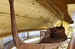 Visite d'une demi-journée des pyramides de Gizeh et musée du bateau solaire avec déjeuner et promenade à dos de chameau