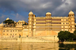 Excursión guiada por la ciudad de Udaipur: Palacio de la Ciudad, Templo Jagdish y Lago Pichola