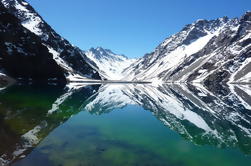 Laguna Inca de Portillo en la Cordillera de los Andes y San Esteban Viñedo de Santiago