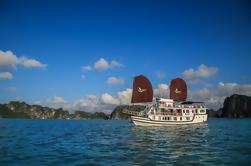 Crucero de la Bahía de Halong durante la noche con la cena de cubierta superior