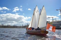 Hamburg Small-Group Sunset Sailing Cruise op Lake Alster