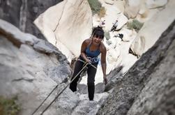 Clase de escalada para principiantes en el Parque Nacional Joshua Tree