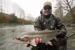 Pesca con mosca guiada en Sitka Alaska