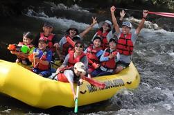 Familie flyte tur på Stanislaus River i nærheten av Yosemite