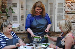 Clase de cocina griega en una taberna de Atenas