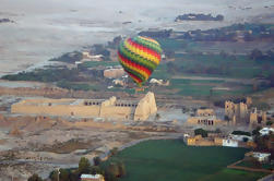 Vuelo de globo de aire caliente sobre Luxor Cisjordania y el río Nilo