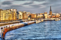 Crucero por la tarde de Navidad del río Rin en Düsseldorf