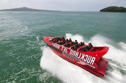 Passeio extremo do barco do jato no porto bonito de Auckland