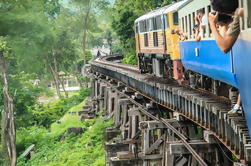 Puente en el río Kwai y el viaje del ferrocarril de Tailandia-Birmania