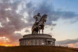 Tour de 1 Día en Coche del Complejo Estatal de Genghis Khan y Parque Nacional Terelj Incluyendo Almuerzo