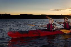 Lake Rotoiti Evening Kayak Tour, waaronder Hot Springs, Glowworm Caves en BBQ Dinner