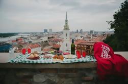 Lokale Geheimnisse der Bratislava Kleingruppentour inkl. Picknick und Trolleybusfahrt