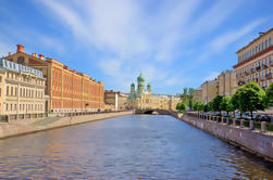 Excursión a la costa de San Petersburgo: Visita a la pequeña ciudad con museo del Hermitage y paseo en bote