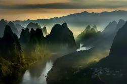 Tour de día privado de la montaña de Yangshuo Xianggong y del barco de bambú de Yulong