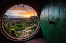 Excursie: Hobbiton Lord of the Rings Movie Set en Rotorua geisers Combo Tour van Tauranga in luxe Mercedes