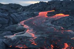 Caminata extrema de la lava para ver la lava que fluye