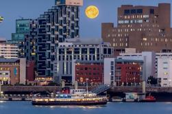 Crucero por la noche de verano de Liverpool en el río Mersey