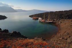 Excursión a la costa de Santorini: recorrido privado del volcán de Thira y aguas termales