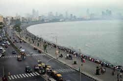 Manhã cultural no templo de Mahalakshmi com Haji Ali Dargah e movimentação marinha