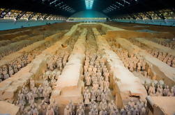 Guerreros de terracota y la antigua muralla de la ciudad de Xi'an