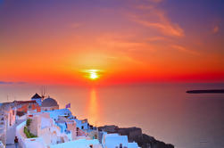 Puesta de sol y pueblos tradicionales de Oia en Santorini