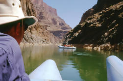 Excursion en hélicoptère de grande célébration avec rafting au canyon noir