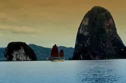 Cruzeiro do jantar do por do sol da baía de Phang Nga