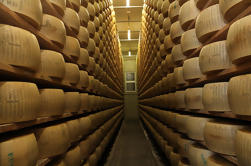 Visite de l'usine de Parmigiano Reggiano, vinaigre balsamique et dégustation de vins et dîner gourmand