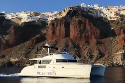 Excursión privada de catamarán en Santorini