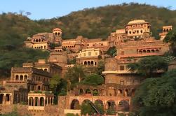 Private Day Trip to Neemrana Fort og Bal Quila inkludert lunsj